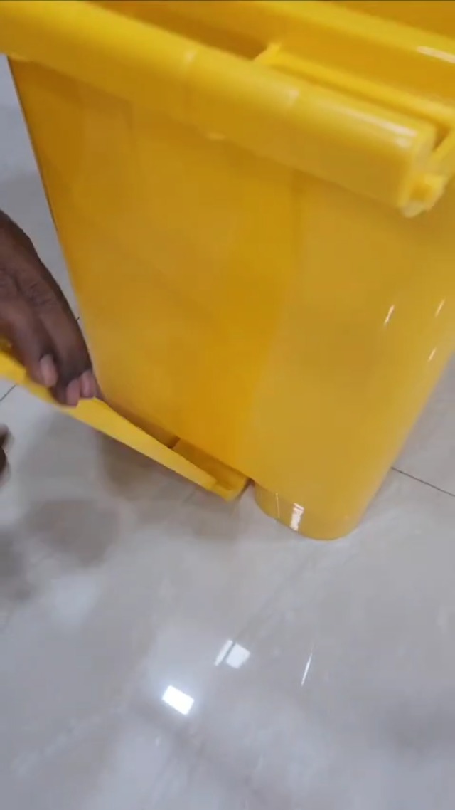 ARISTO Plastic Pedal Garbage Waste Dustbin 70 LTR BLACK/YELLOW - Image 2