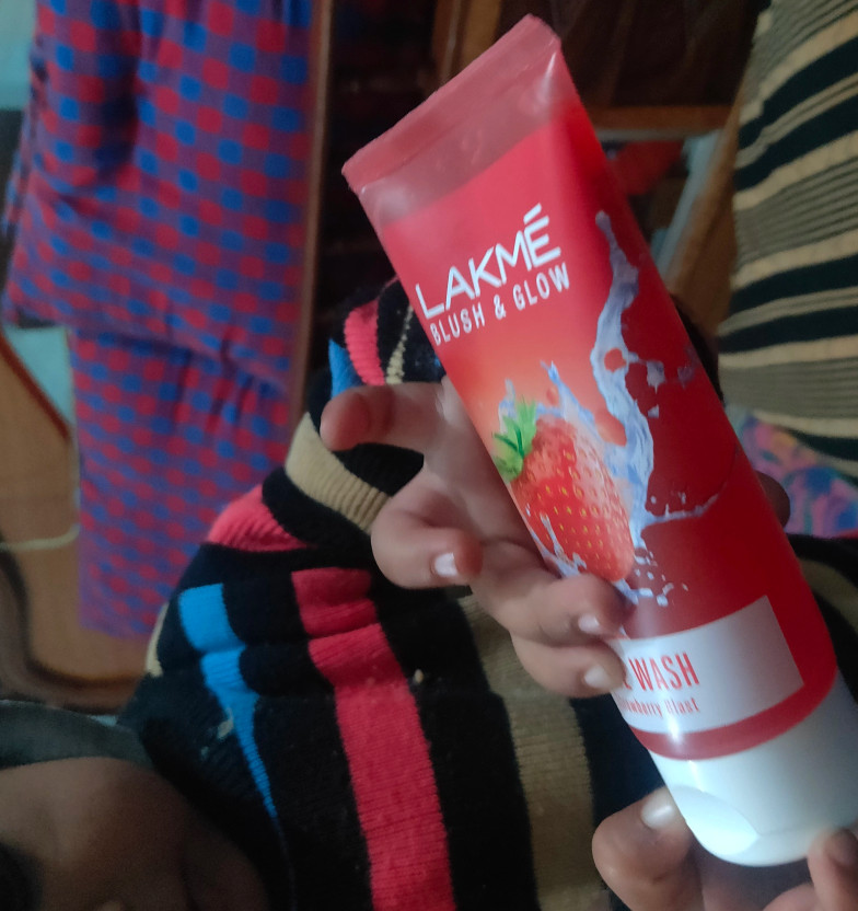 Lakmé Blush & Glow Strawberry Freshness Gel with Strawberry Extra - Image 7