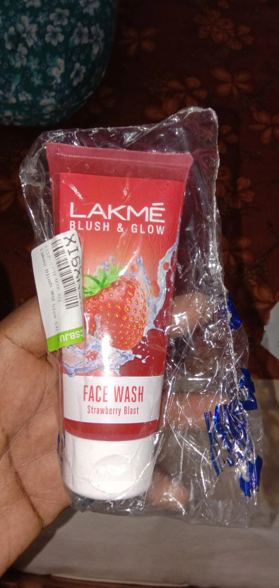 Lakmé Blush & Glow Strawberry Freshness Gel with Strawberry Extra - Image 9