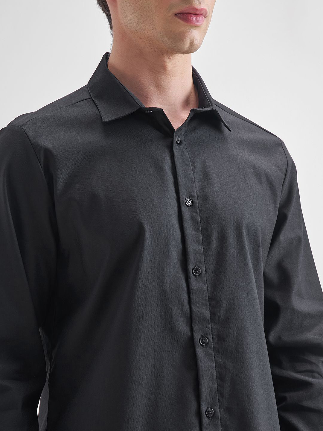 HIGHLANDER Men Relaxed Fit Solid Spread Collar Formal Shirt - Image 2